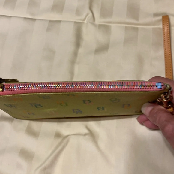 Green Dooney and Bourke wristlet - Picture 3 of 7